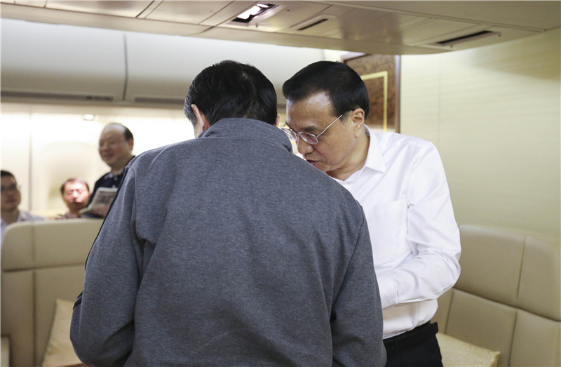 李克强出访专机内部照披露 部长们穿运动服开会