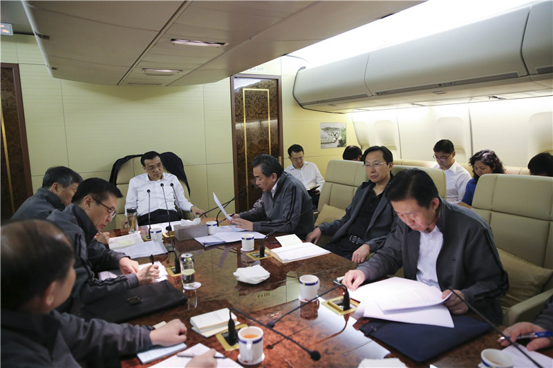 李克强出访专机内部照披露 部长们穿运动服开会