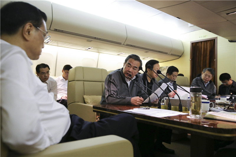李克强出访专机内部照披露 部长们穿运动服开会
