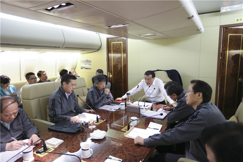 李克强出访专机内部照披露 部长们穿运动服开会