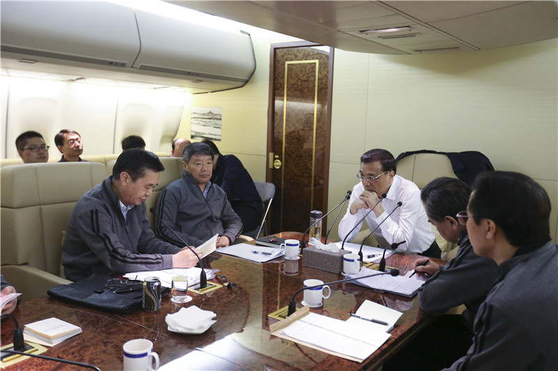 李克强出访专机内部照披露 部长们穿运动服开会