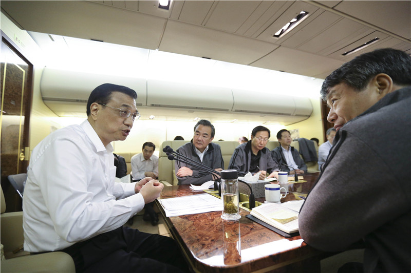 李克强出访专机内部照披露 部长们穿运动服开会