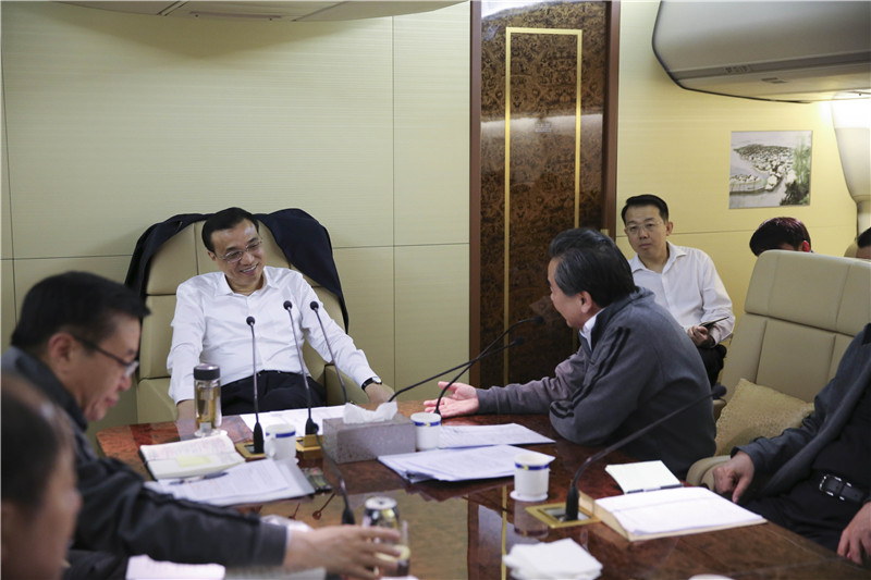 李克强出访专机内部照披露 部长们穿运动服开会