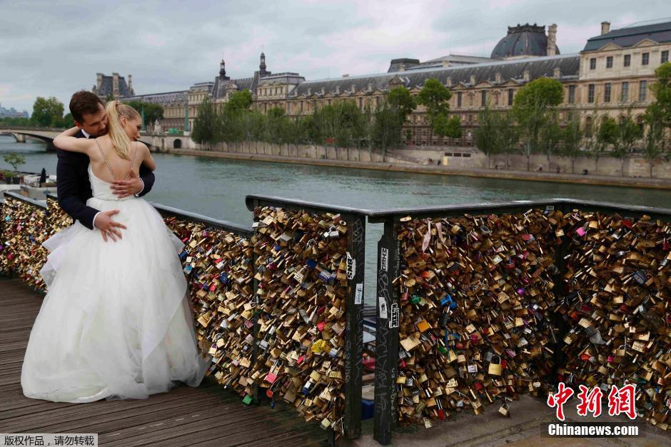 巴黎“爱情锁桥”不堪重负 当局将封桥解锁