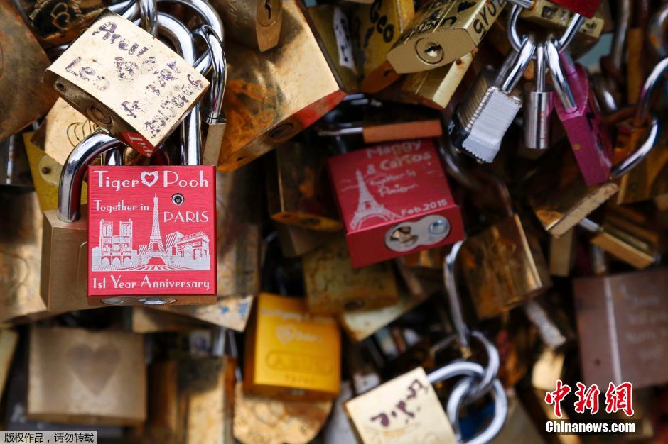 巴黎“爱情锁桥”不堪重负 当局将封桥解锁