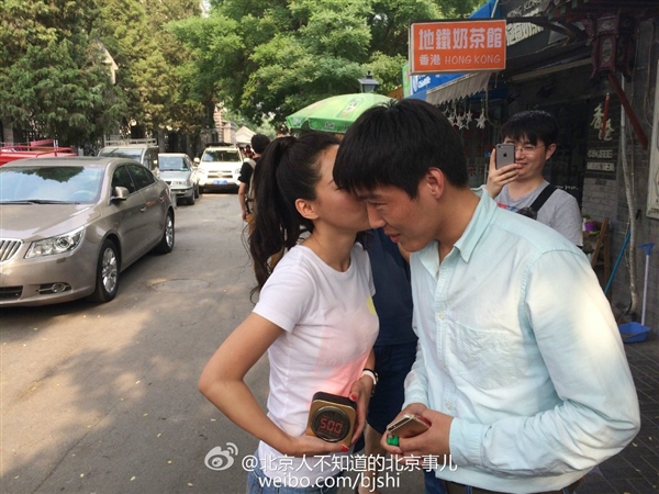 美女北京街头宣传禁烟：香烟换香吻