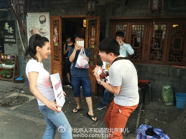 美女北京街头宣传禁烟：香烟换香吻