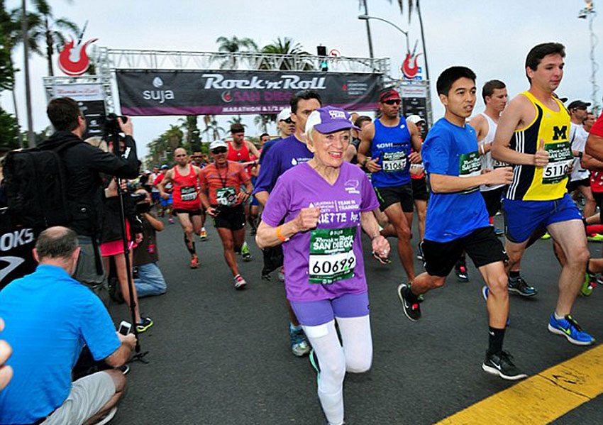美国92岁老奶奶改写女性马拉松完赛者最高龄纪录