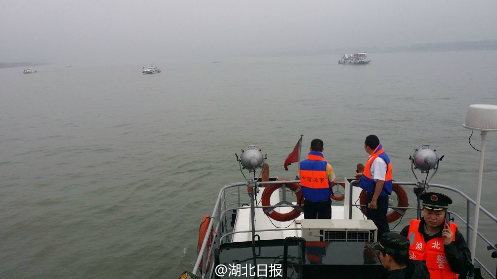 救援现场：载458人客轮倾覆长江 船长被控制