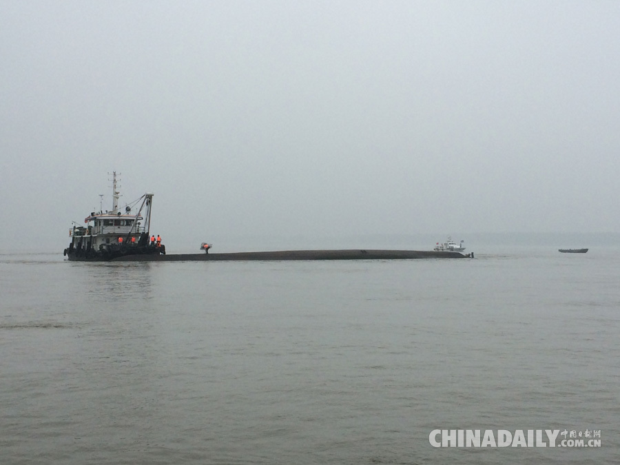 救援现场：载458人客轮倾覆长江 船长被控制