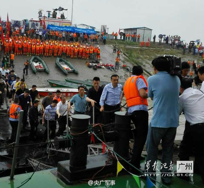 李克强总理抵达沉船事故现场指挥救援