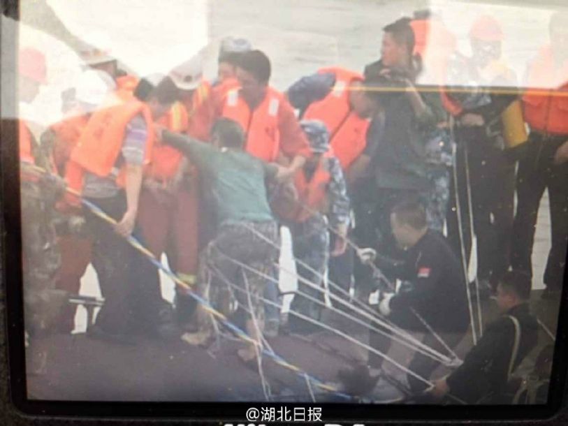 长江沉船事故1名老年女性被救出
