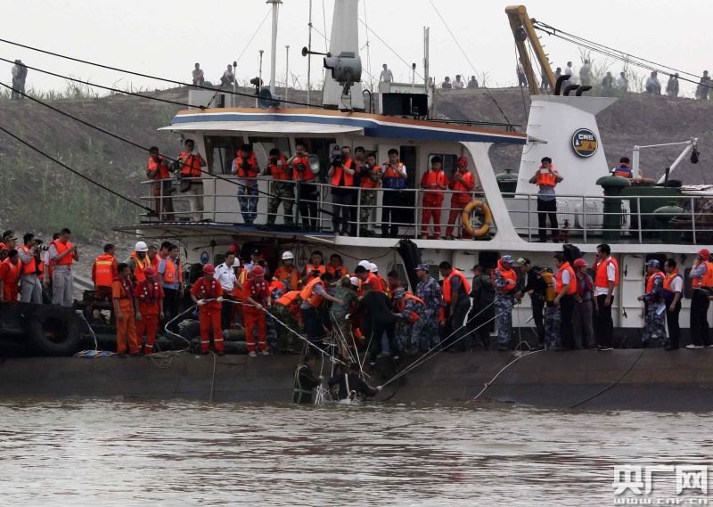 长江沉船事故1名老年女性被救出
