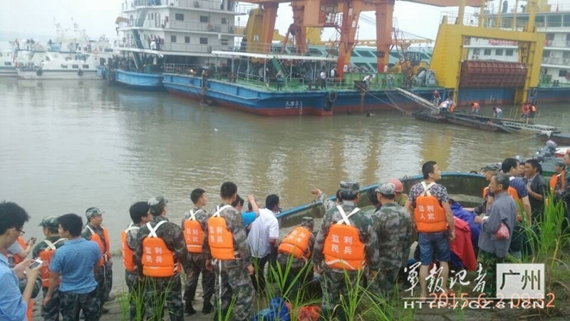 荆州军分区民兵抵沉船现场 合力抬冲锋舟救援