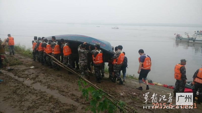 荆州军分区民兵抵沉船现场 合力抬冲锋舟救援