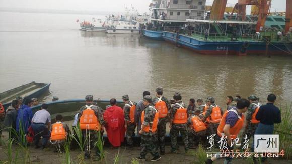 荆州军分区民兵抵沉船现场 合力抬冲锋舟救援