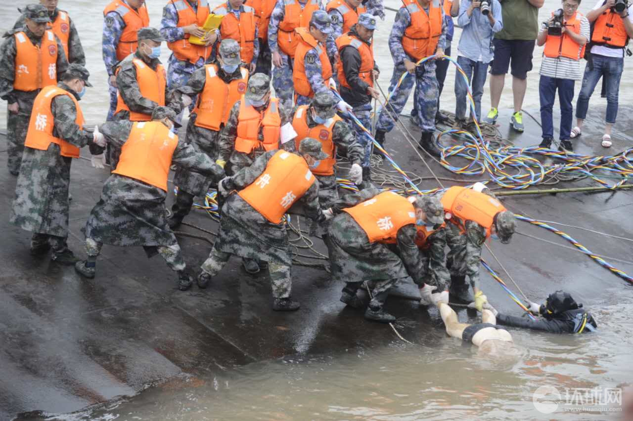 54个潜水员无缝交替下水搜救