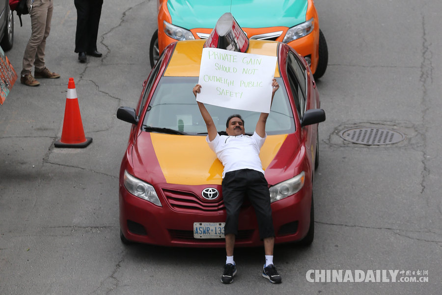 加拿大出租车司机包围市政厅 要求取缔Uber打