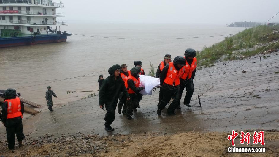 长江沉船救援人员向遇难者遗体鞠躬致哀