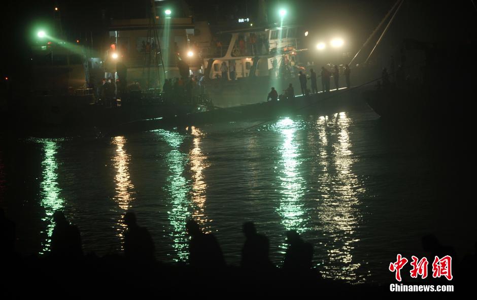 长江沉船救援人员向遇难者遗体鞠躬致哀