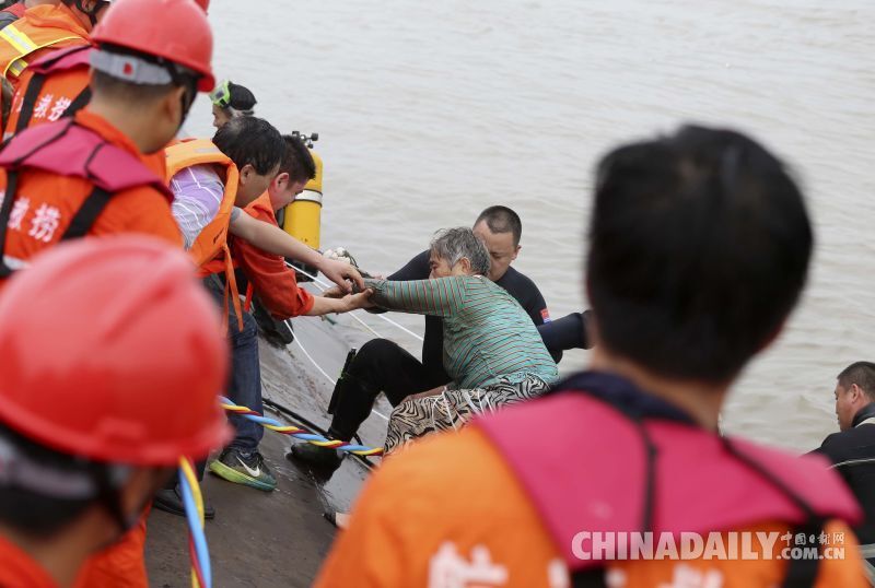 长江沉船事故获救老人的儿子探望母亲