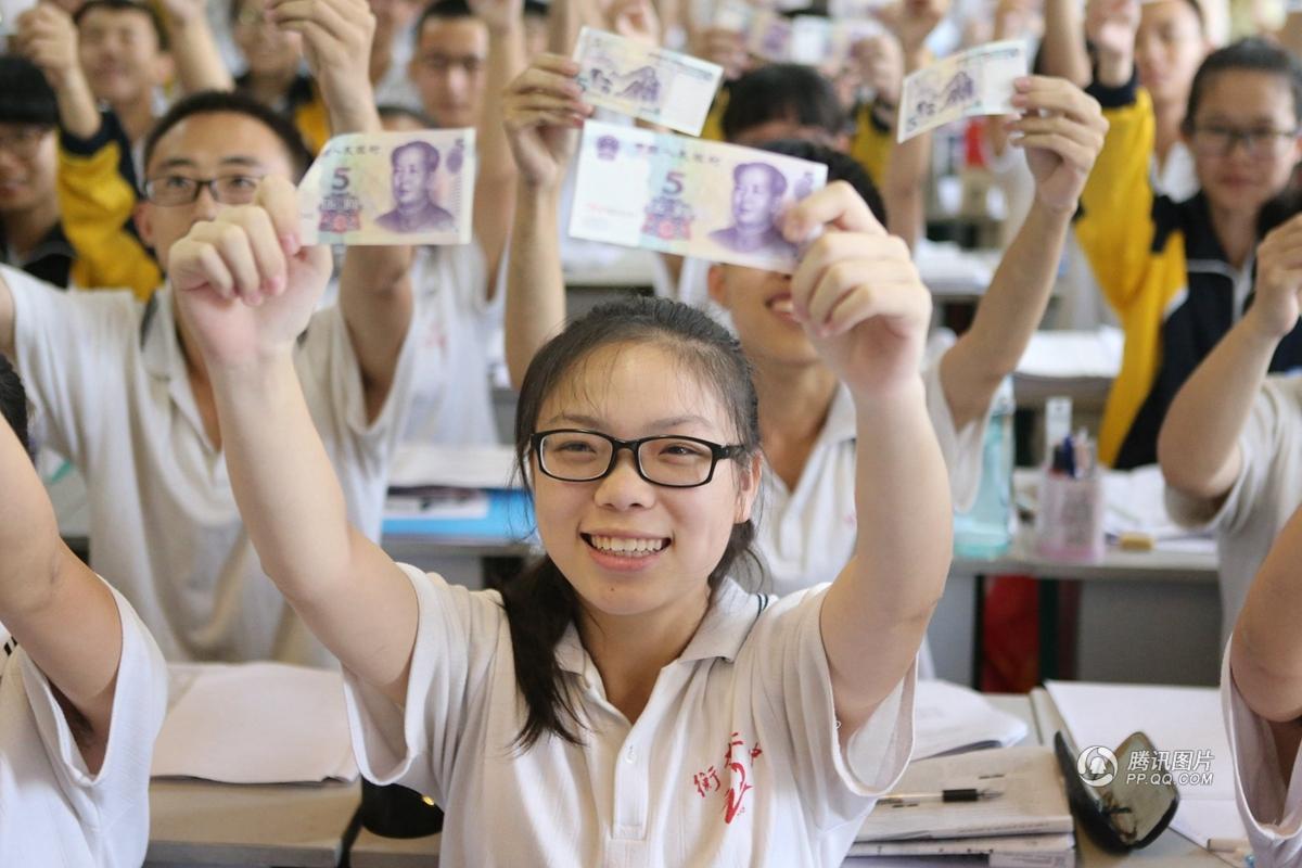 河北衡水一学校为考生“发钱”减压迎高考