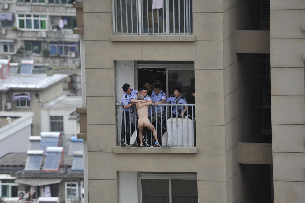 合肥老人16楼阳台外脱光欲跳楼 警方营救