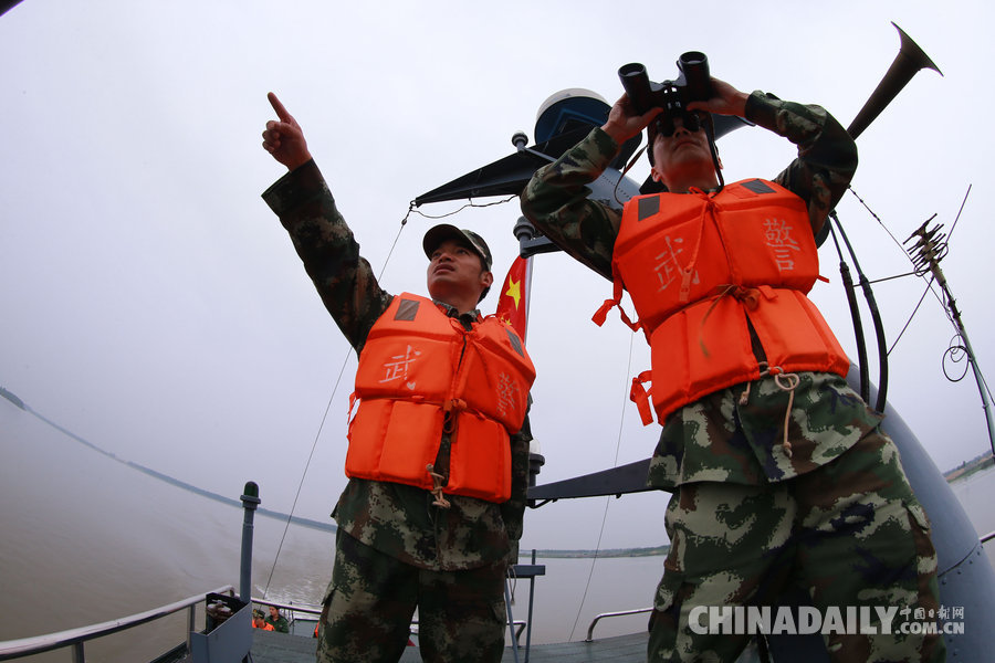 湖南岳阳武警打捞"东方之星"沉船遇难者遗体