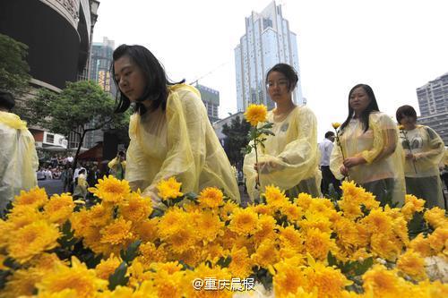 重庆民众冒雨纪念较场口惨案74周年