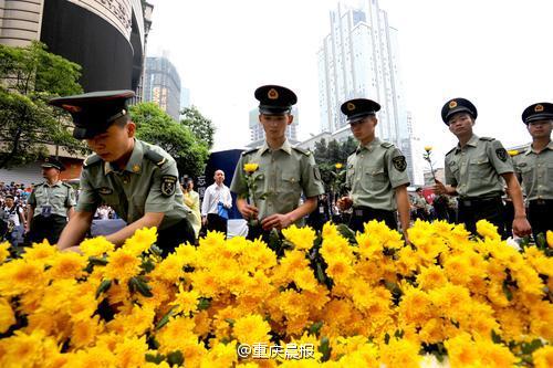 重庆民众冒雨纪念较场口惨案74周年