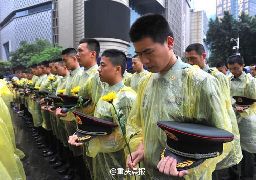 重庆民众冒雨纪念较场口惨案74周年