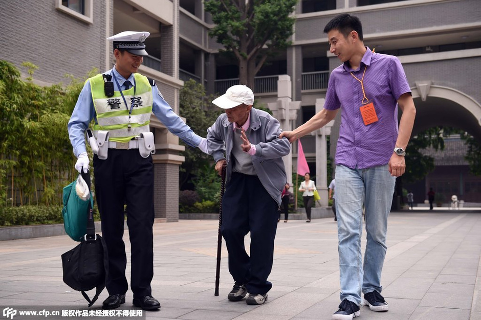 南京86岁老人拄拐杖赴考