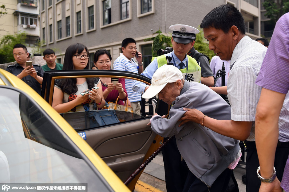 南京86岁老人拄拐杖赴考