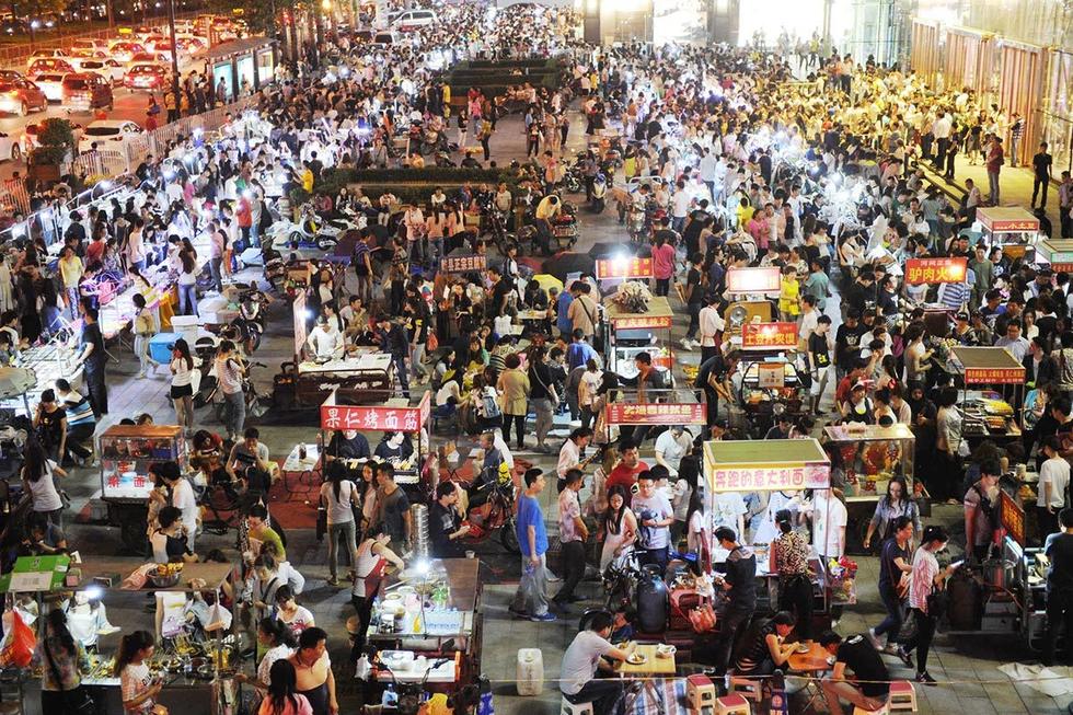 西安夜市地摊遍地 喧嚣背后存隐忧