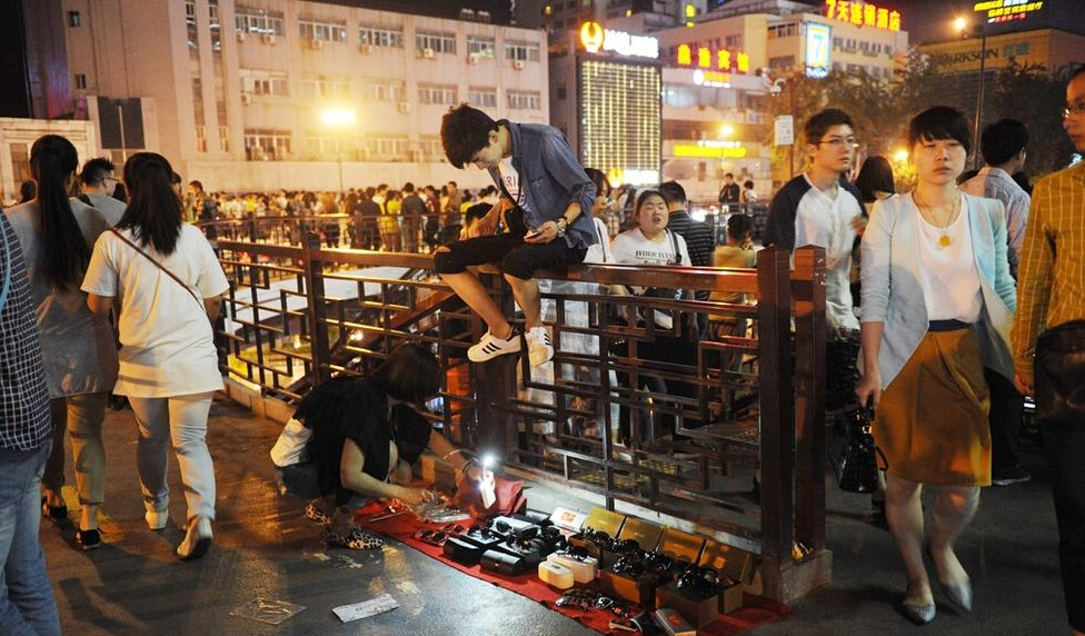 西安夜市地摊遍地 喧嚣背后存隐忧