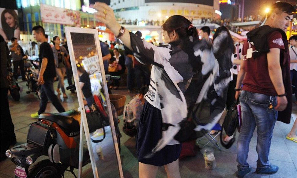 西安夜市地摊遍地 喧嚣背后存隐忧