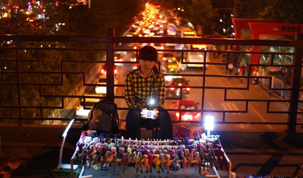 西安夜市地摊遍地 喧嚣背后存隐忧