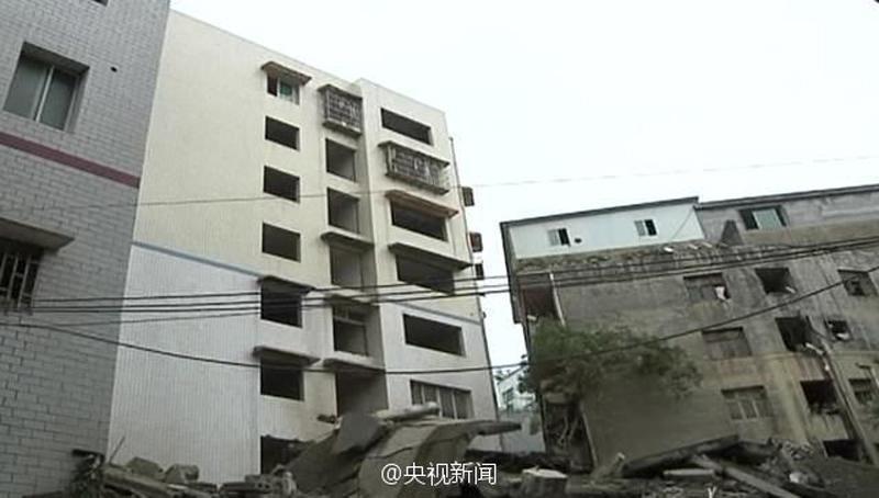 贵州一七层民房垮塌 夫妇挨家敲门挽救60余人