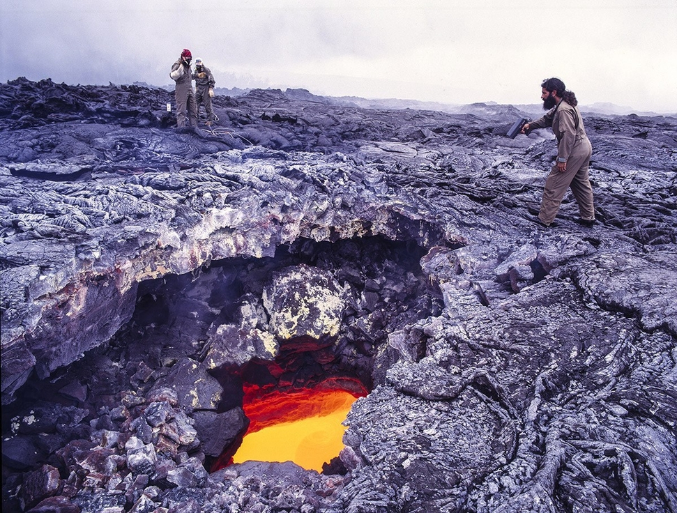 摄影师近距离拍摄夏威夷基拉韦厄火山熔岩