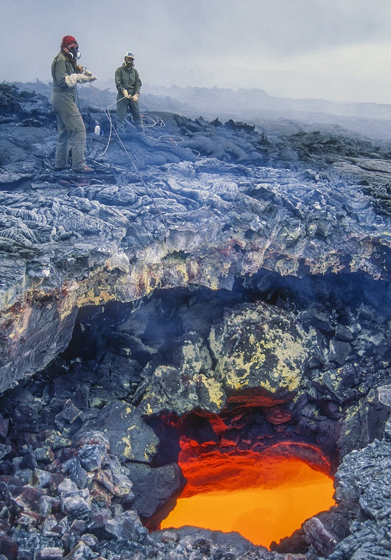 摄影师近距离拍摄夏威夷基拉韦厄火山熔岩