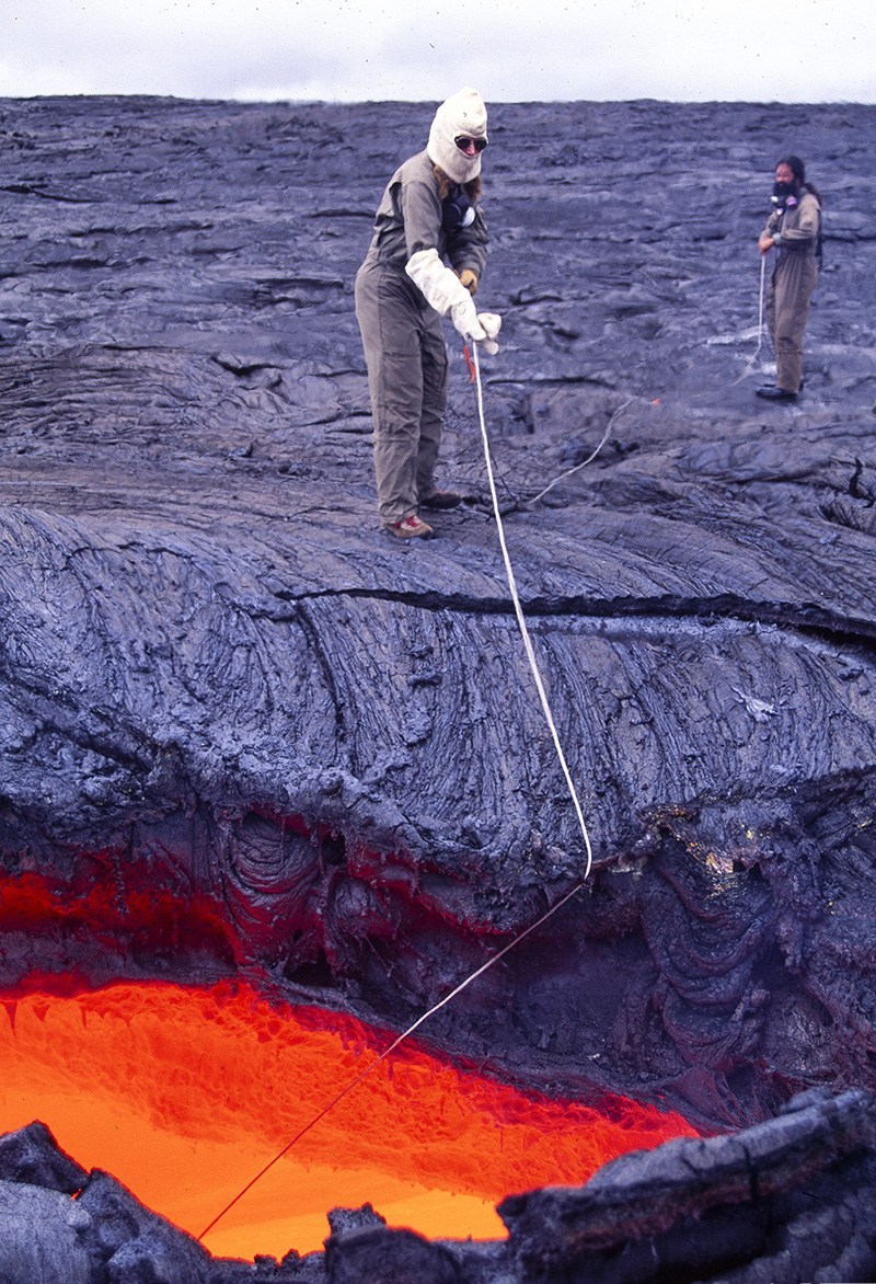 摄影师近距离拍摄夏威夷基拉韦厄火山熔岩