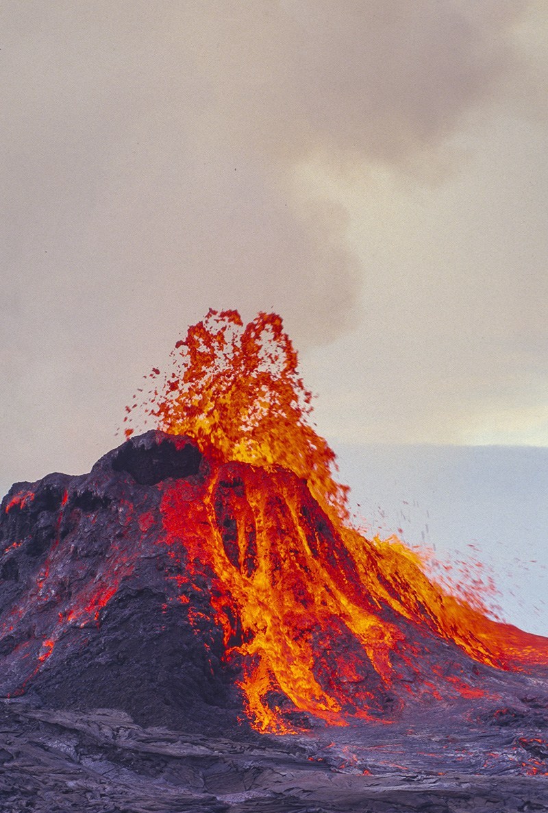 摄影师近距离拍摄夏威夷基拉韦厄火山熔岩