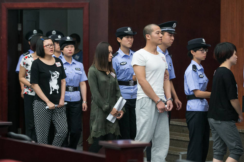 杭州特大传销案53名被告人站满审判区