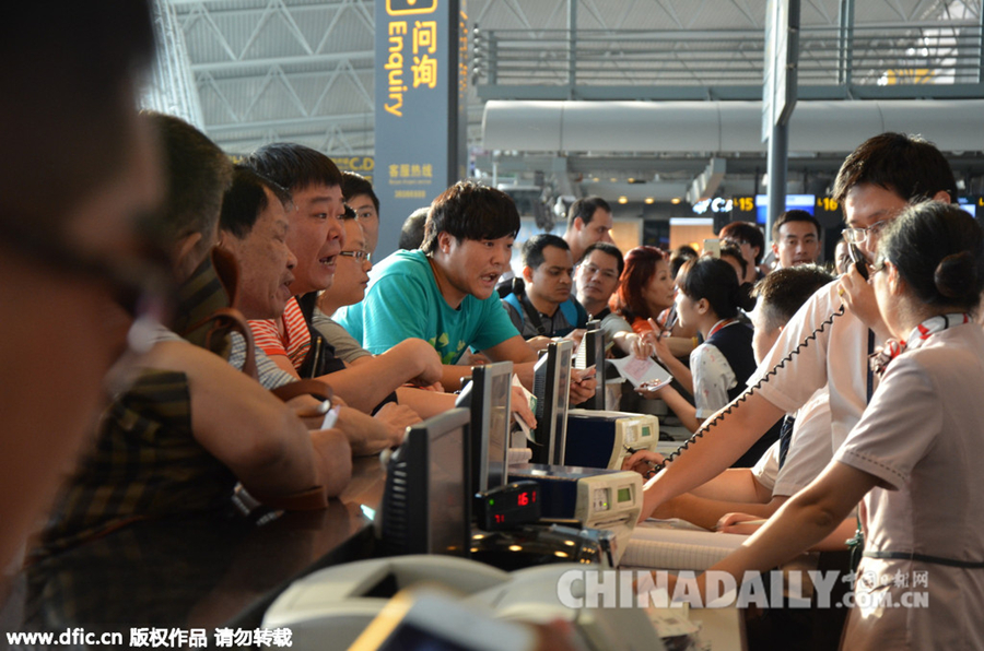 广州:航班延误8小时 旅客与工作人员发生争执
