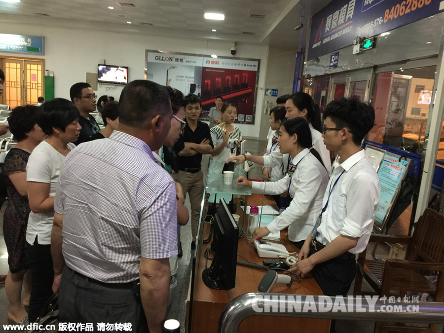 广州:航班延误8小时 旅客与工作人员发生争执