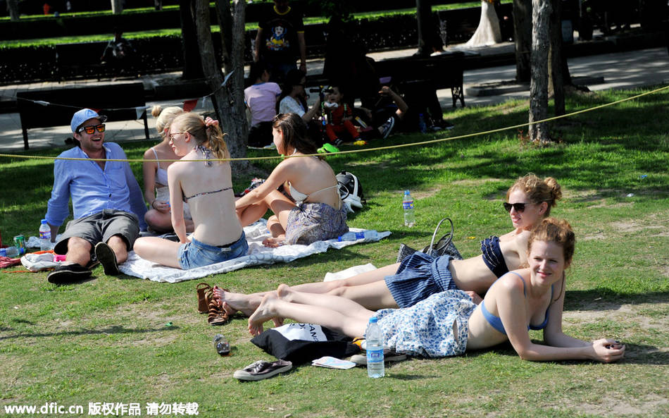 老外在上海公园享受日光浴一幕