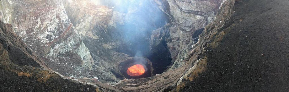 加拿大探险家冒死进活火山 近距离拍岩浆