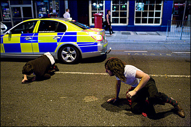 英国游客在他国街头醉酒一幕