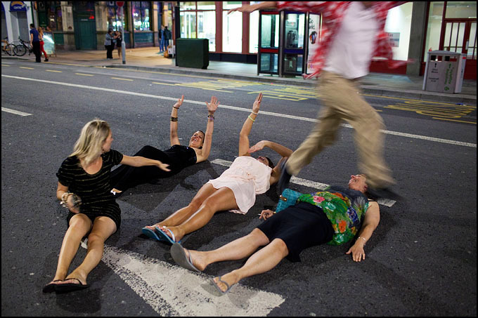 英国游客在他国街头醉酒一幕