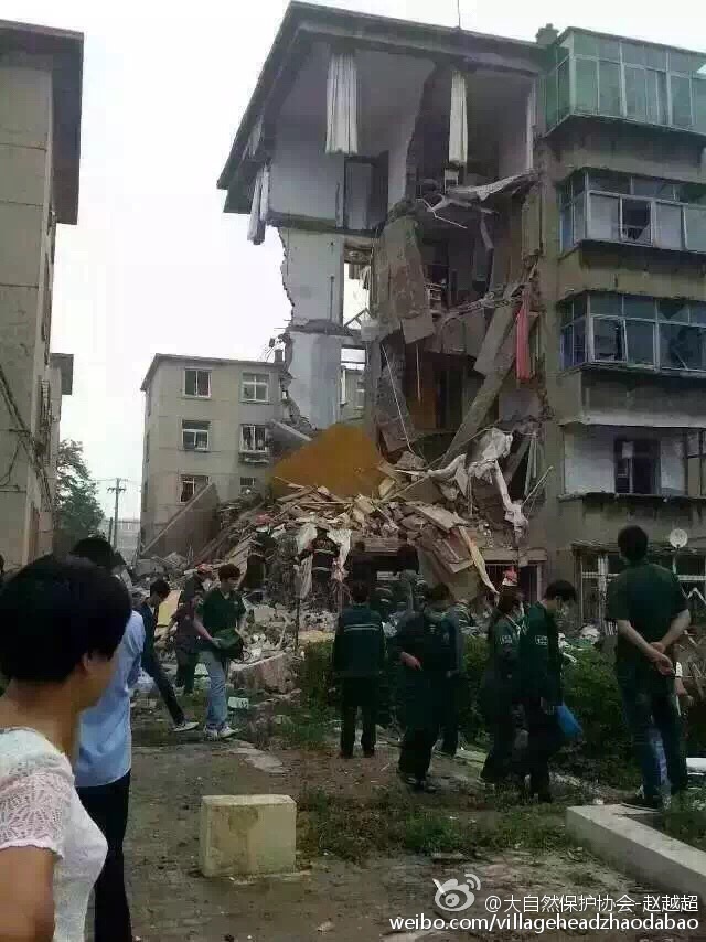 辽宁葫芦岛居民楼爆炸 一男子被埋12小时后生还